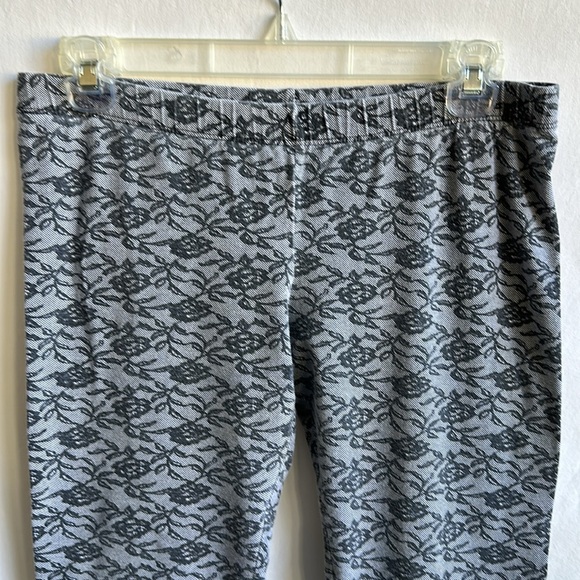 Gray floral print exercise capris - Picture 2 of 6